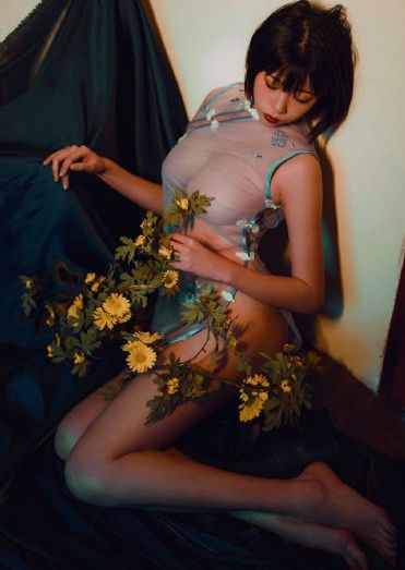 隔壁的女邻居电影_十万网红美女美酱